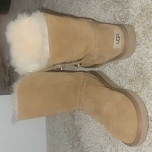 Ugg Turnlock short boot size 7